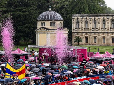 Tentes autour de la scène du Giro 2025