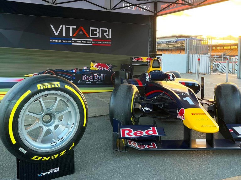 Tente paddock au congrès du groupement des professionnels des sports mécaniques